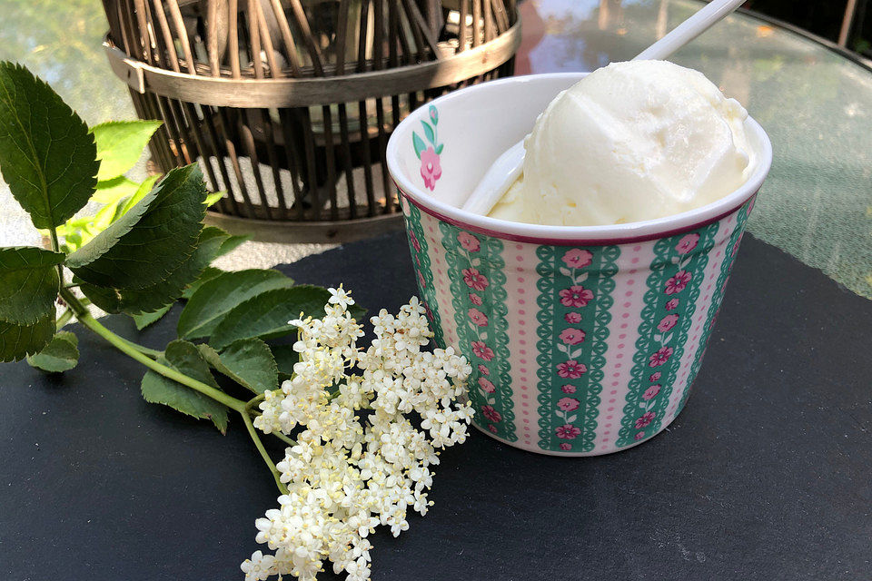 Joghurteis mit Holunderblütensirup