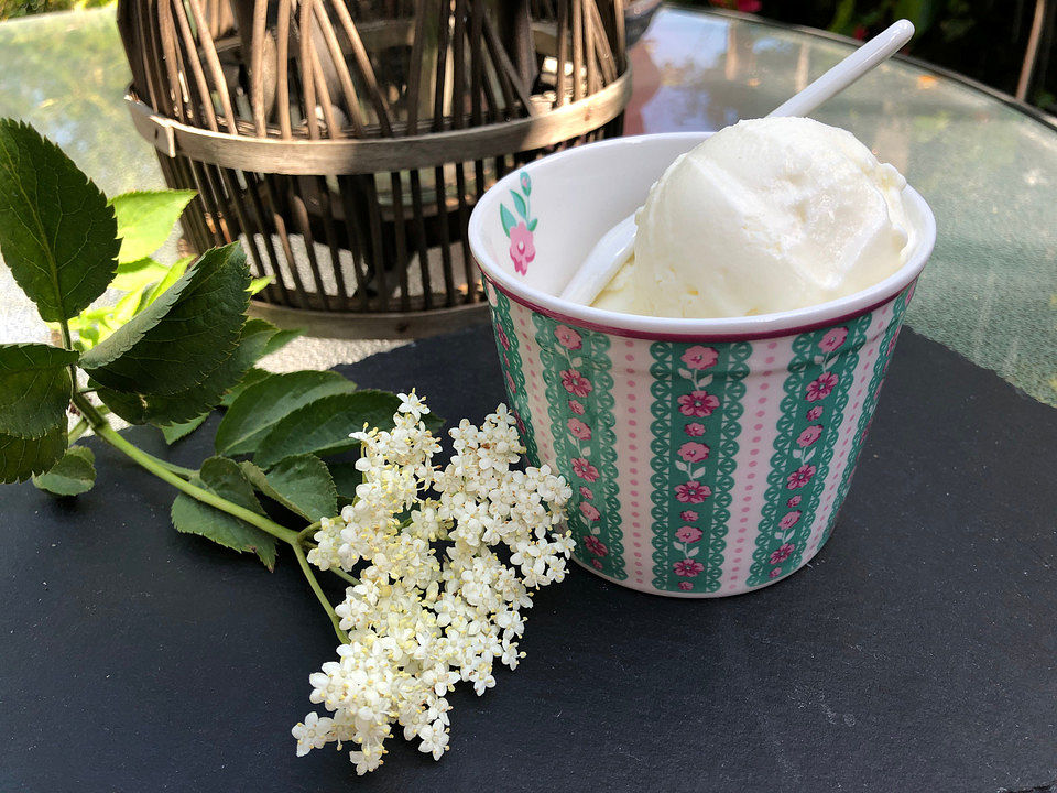Joghurteis mit Holunderblütensirup von kanikani | Chefkoch