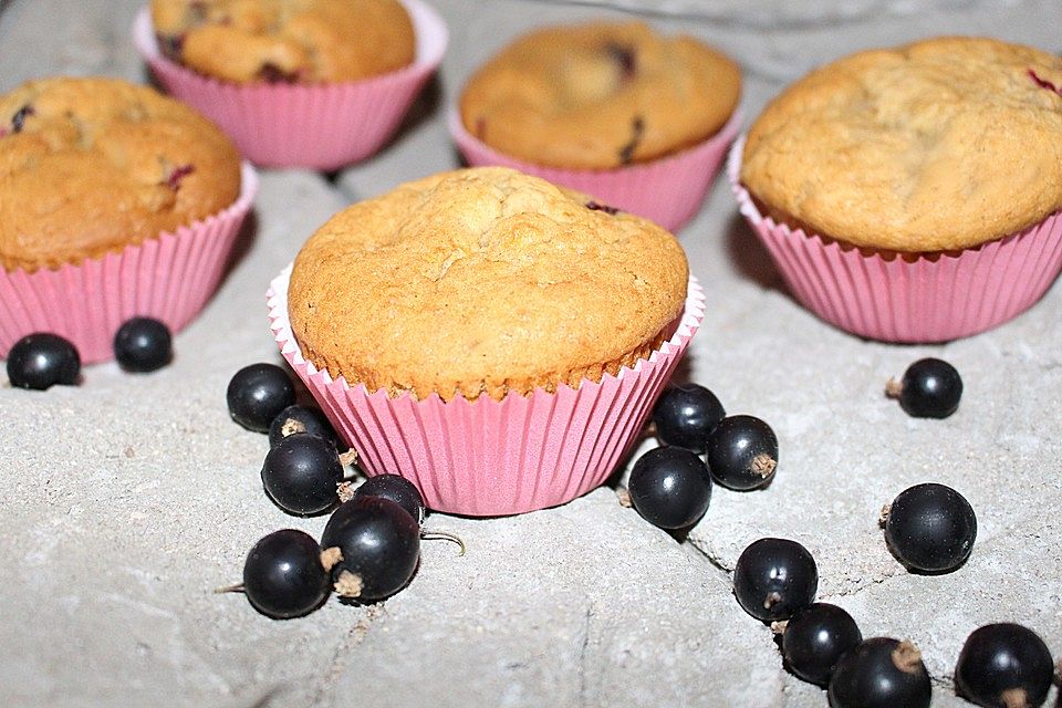 Vegane Muffins mit schwarzen Johannisbeeren