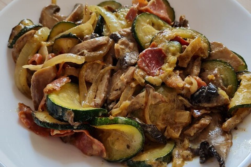 Zucchini-Bacon-Pfanne mit Champignons