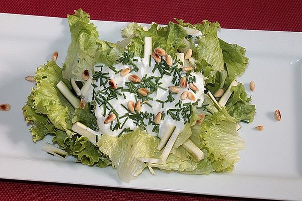 Pflücksalat mit Zucchini und gerösteten Pinienkernen von patty89 | Chefkoch