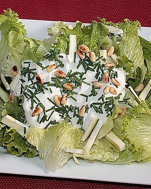 Pflücksalat mit Zucchini und gerösteten Pinienkernen