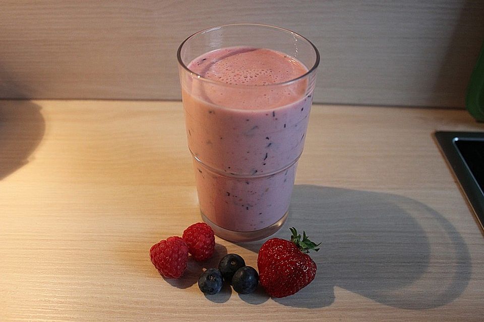 Beeren-Smoothie mit Kefir und Buttermilch