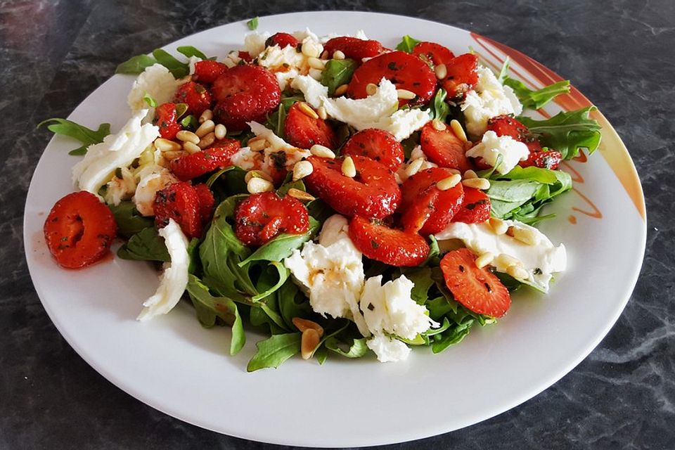 Rucola mit Mozzarella und Erdbeersalsa