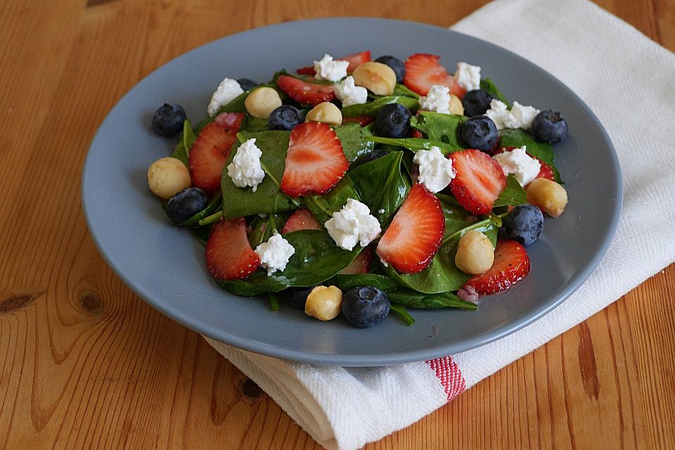 Spinatsalat mit Beeren und Ziegenkäse