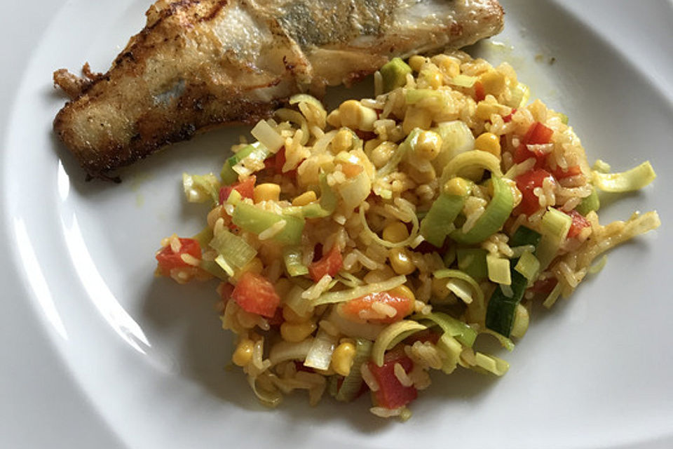 Bunter Reissalat mit Porree, Mais und Paprika