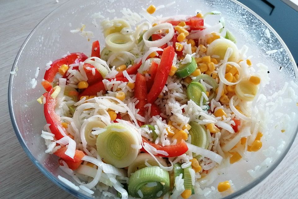 Bunter Reissalat mit Porree, Mais und Paprika