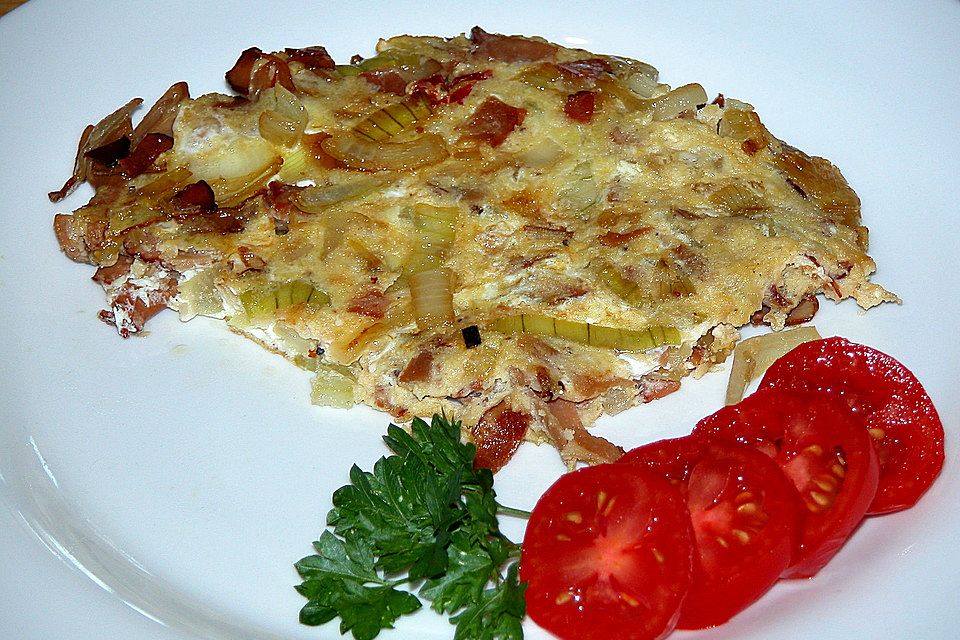 Omelette mit Zwiebeln und Speck