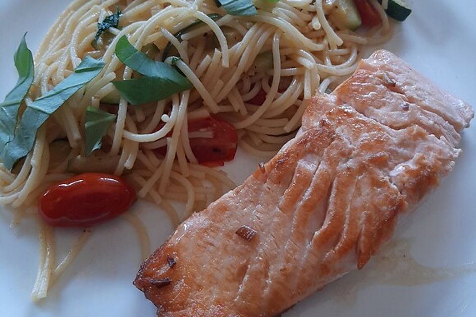 Spaghetti mit Gemüse und gebratenem Lachs