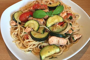Spaghetti mit Gemüse und gebratenem Lachs