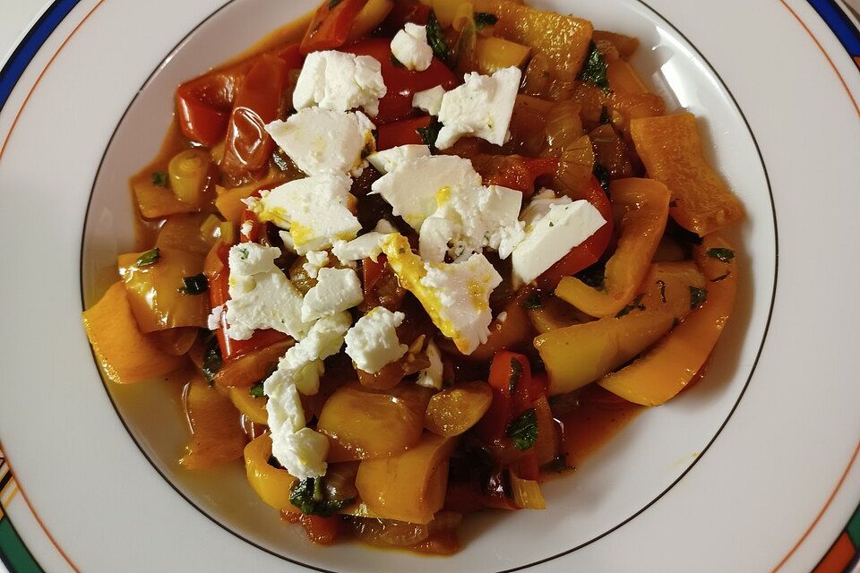 Geschmorter Paprika-Tomaten-Salat mit Feta und Knoblauch-Basilikum-Dressing