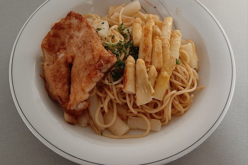 Spaghetti in Sahnesoße mit Spargel und Fischfilet