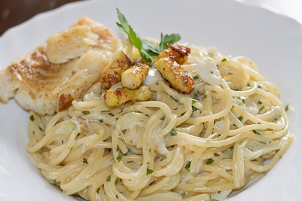 Spaghetti in Sahnesoße mit Spargel und Fischfilet