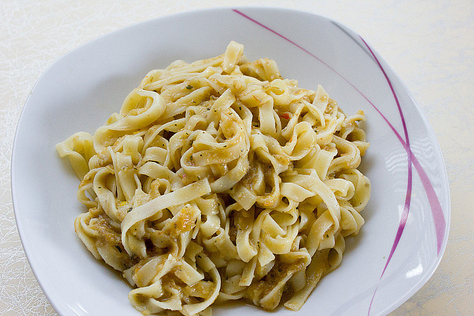 Alex' vegane Bandnudeln mit Pilz-Gemüsesauce