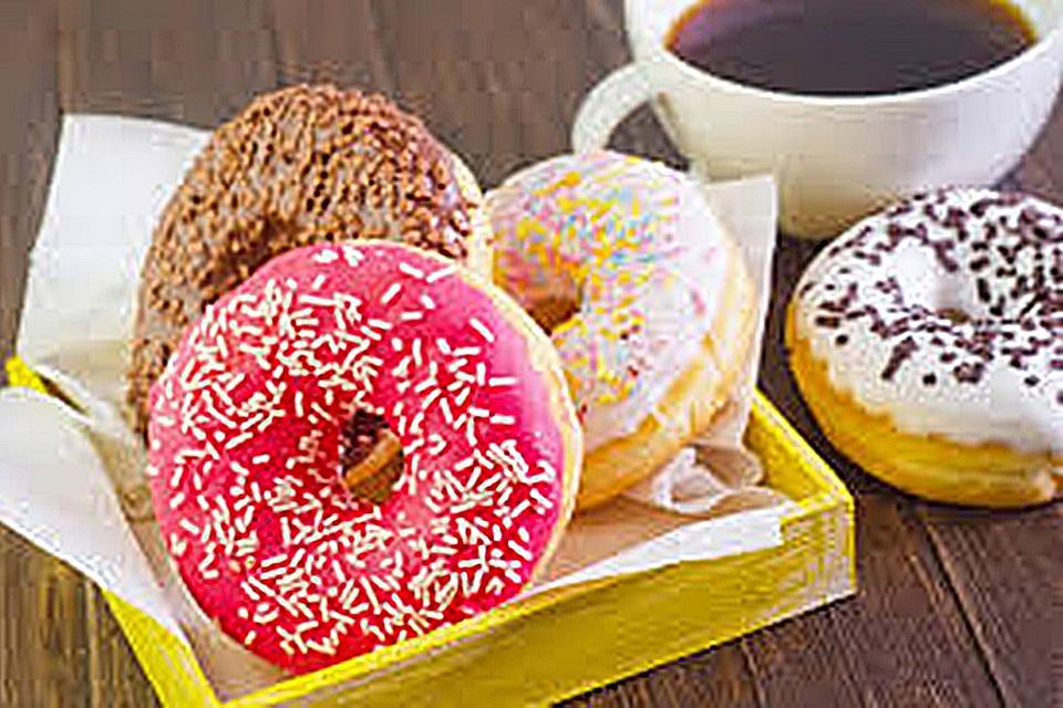 Zarte Donuts mit dreierlei Glasuren