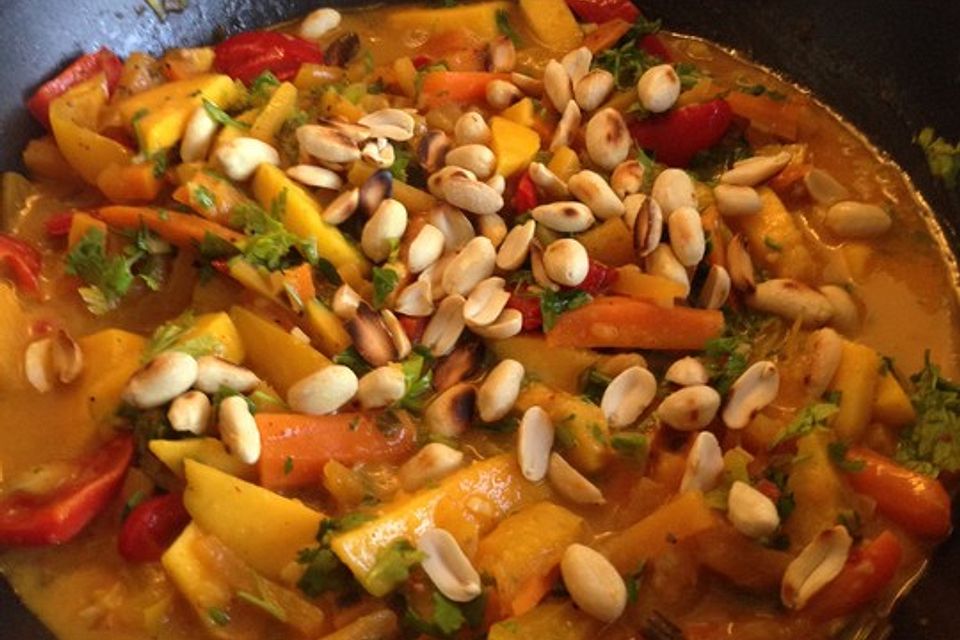 Süßkartoffel-Mango-Pfanne mit Garnelen und Kokosmilch