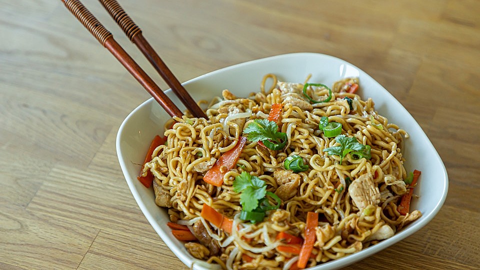 Chinesisch gebratene Nudeln mit Hühnchenfleisch, Ei und Gemüse von yasiliciousDE