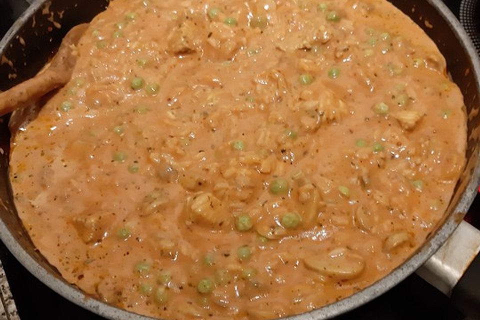 Hähnchen-Reis-Pfanne mit Tomaten-Käse-Sauce