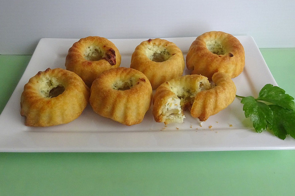 Kräuter-Käse-Muffins mit Pizzateig