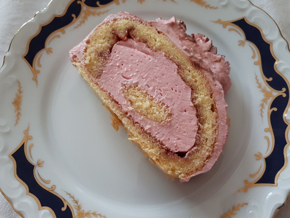 Biskuitrolle mit Erdbeerquark| Chefkoch