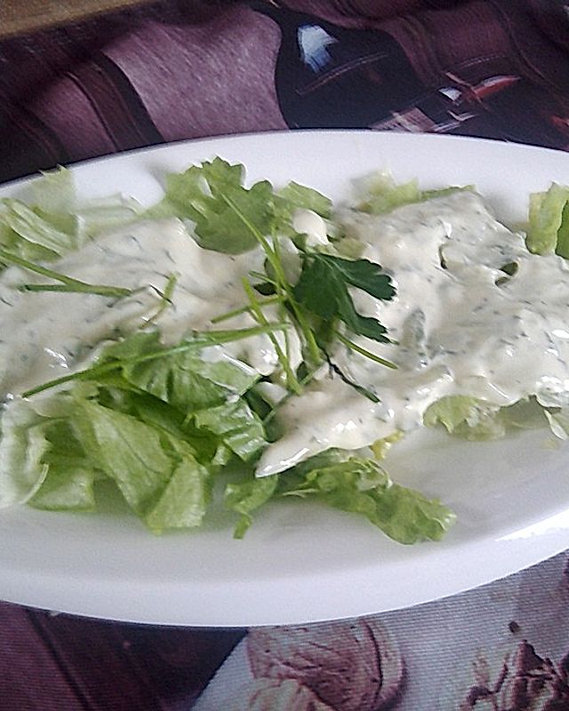 Eisbergsalat mit Zitronenmelisse-Joghurtdressing
