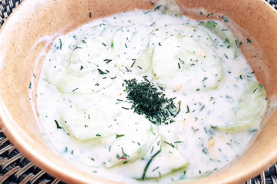 Gurkensalat im Dickmilch-Senf-Dressing