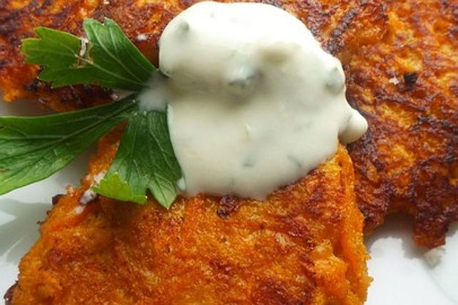 Kartoffel - Möhren Puffer mit Joghurt von whooly| Chefkoch