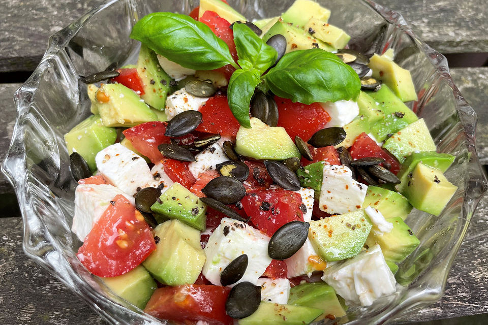 Avocado-Tomaten-Salat mit Feta und Senf-Vinaigrette