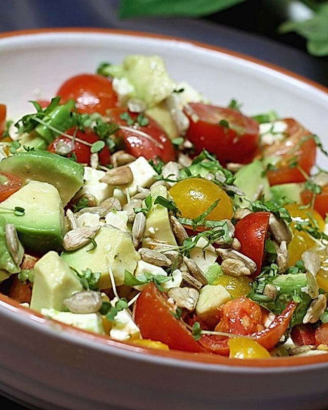 Avocado-Tomaten-Salat mit Feta und Senf-Vinaigrette