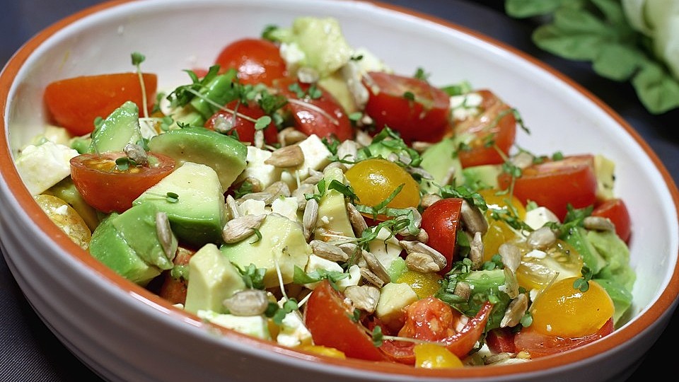 Avocado Tomaten Salat Mit Feta Und Senf Vinaigrette Von Milie Chefkoch