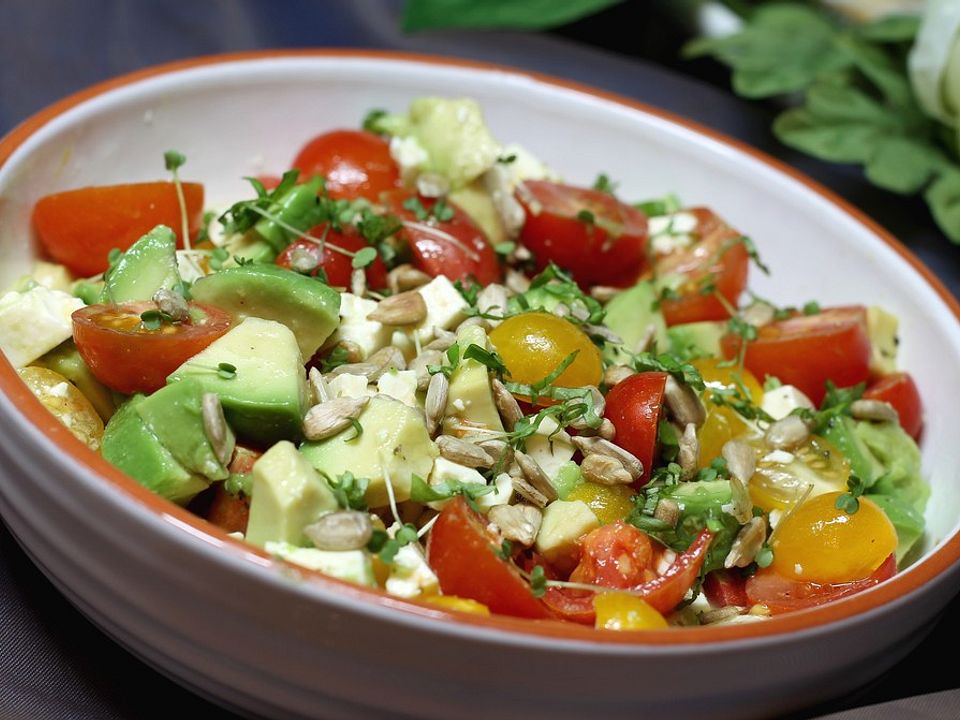 Avocado-Tomaten-Salat mit Feta und Senf-Vinaigrette von Milie | Chefkoch