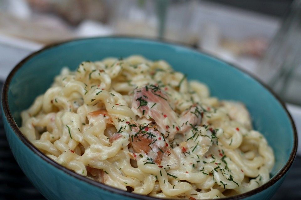 Pasta an Weißwein-Sahnesauce mit geräucherter Forelle