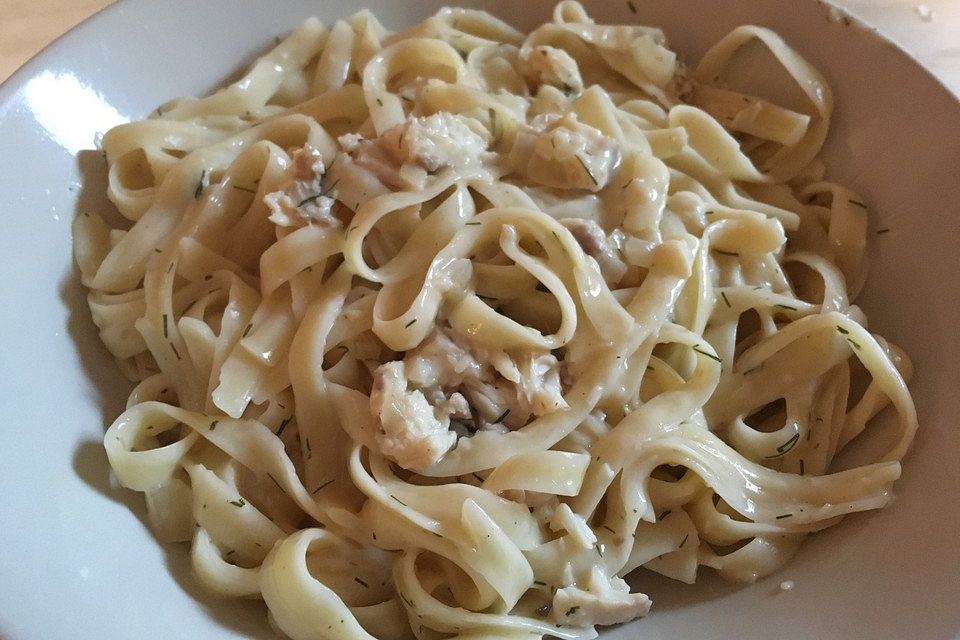 Pasta an Weißwein-Sahnesauce mit geräucherter Forelle