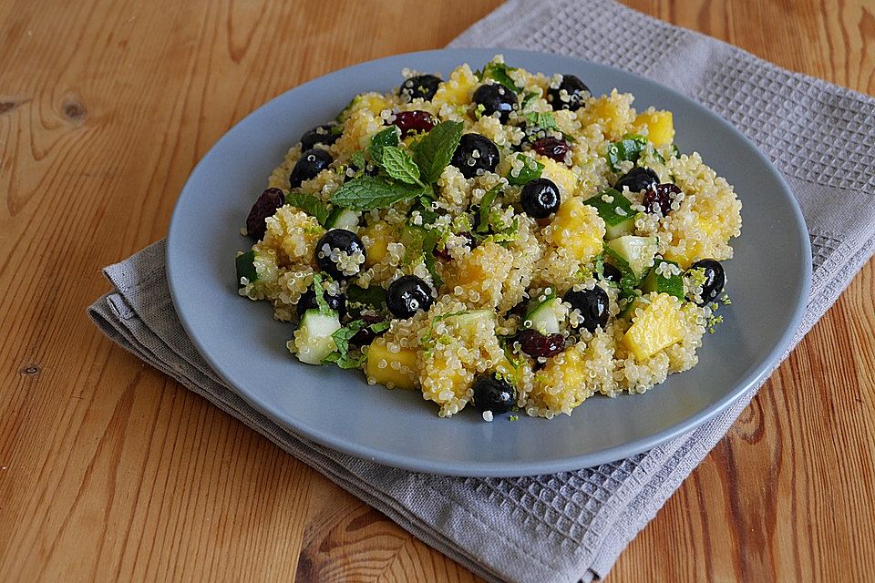 Quinoasalat mit Gurke, Mango und Blaubeeren