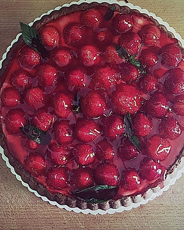 Schoko-Vanillekuchen mit Erdbeeren