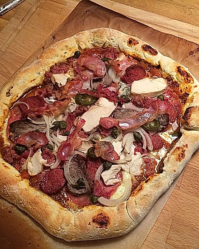 Pizza "Otto carne quattro formaggio" mit Würstchenrand