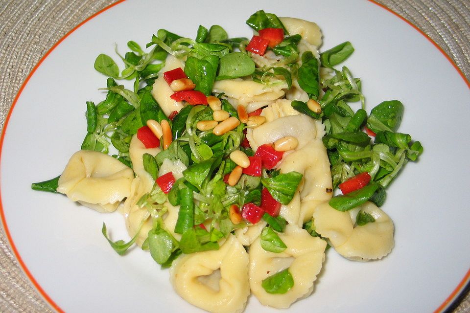 Tortellinisalat mit Paprika, Feldsalat und Pinienkernen