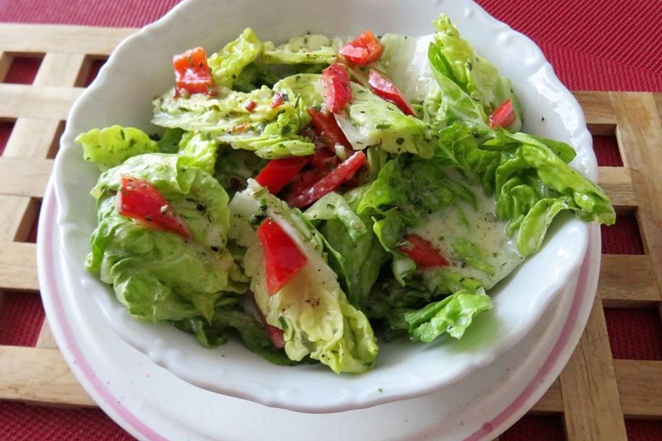 Kopfsalat in Kefir-Senf-Dressing