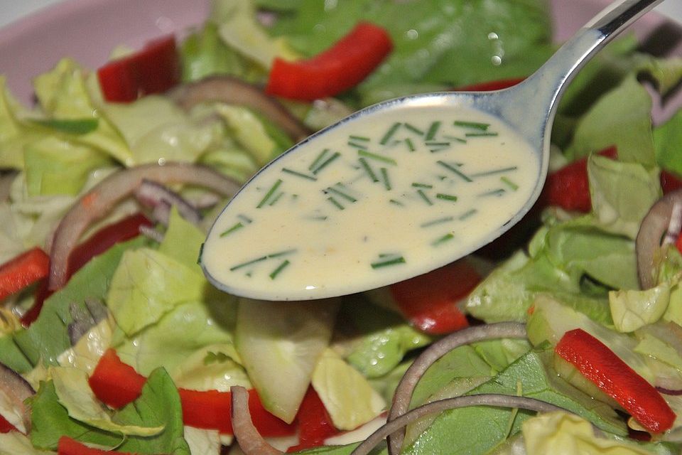 Kopfsalat in Kefir-Senf-Dressing