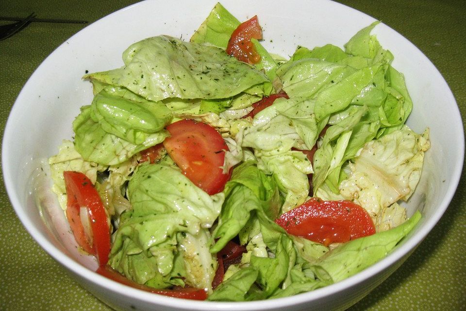 Kopfsalat in Kefir-Senf-Dressing