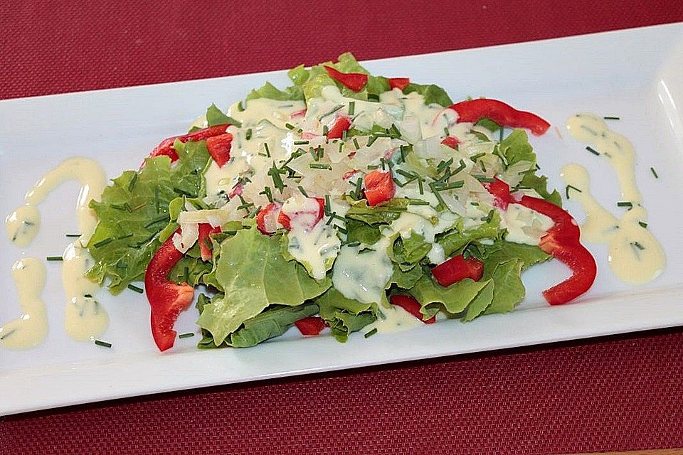 Kopfsalat in Kefir-Senf-Dressing