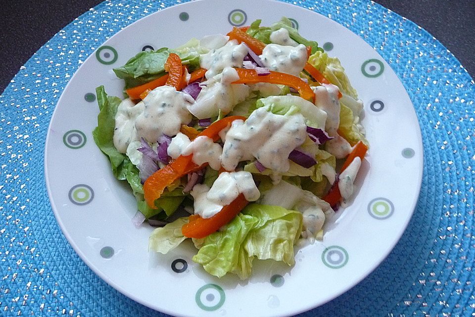 Kopfsalat in Kefir-Senf-Dressing