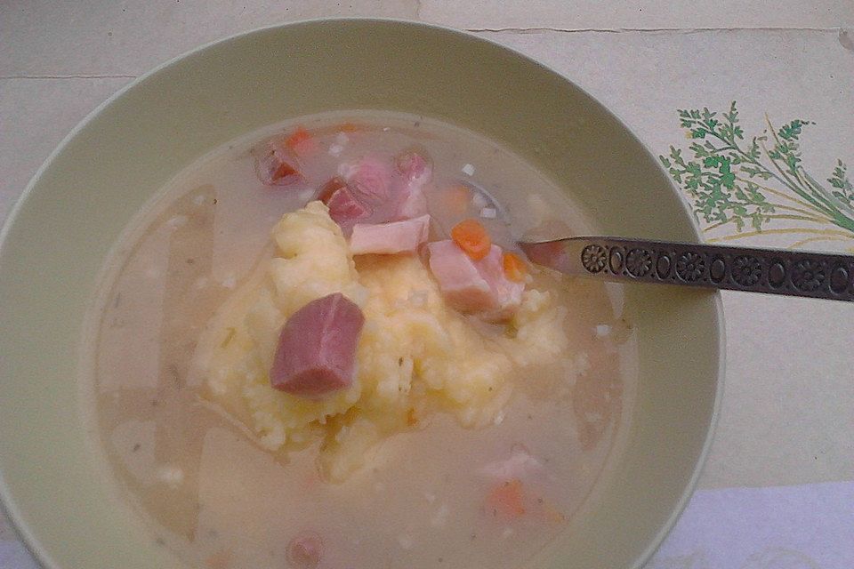 Knoblauchgemüsesuppe mit gebratenem Speck an Kartoffelpüree