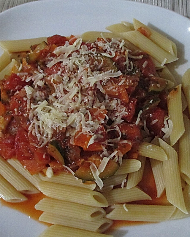Nudeln mit Tomaten-Zucchini-Möhren-Sauce