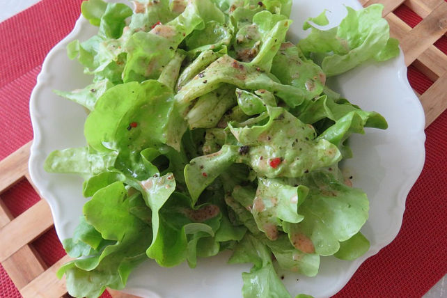 Eichblattsalat mit schwarzen Johannisbeeren in Johannisbeer-Kefir ...