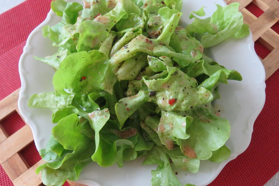 Eichblattsalat mit schwarzen Johannisbeeren in Johannisbeer-Kefir-Dressing