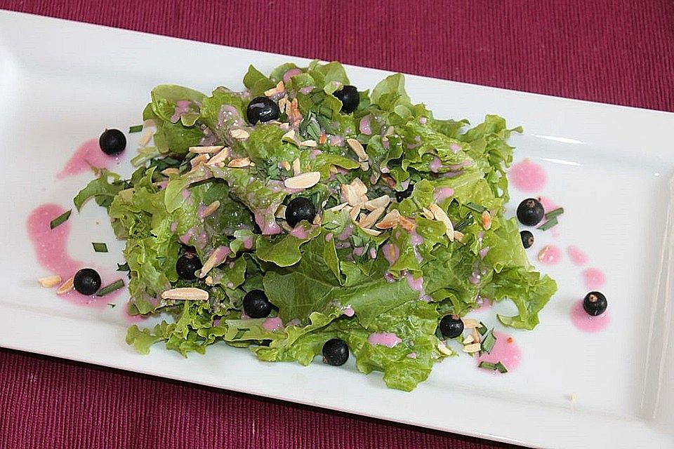 Eichblattsalat mit schwarzen Johannisbeeren in Johannisbeer-Kefir-Dressing