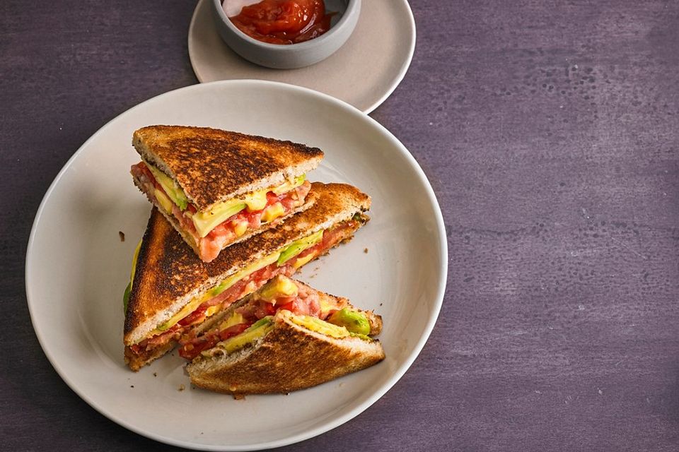 Avocado-Bacon-Tomaten-Grilled-Cheese-Sandwich