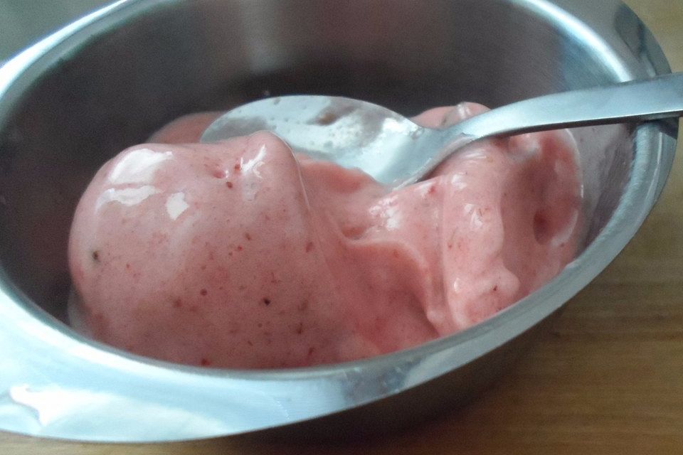 Paleo Eiscreme mit Erdbeeren