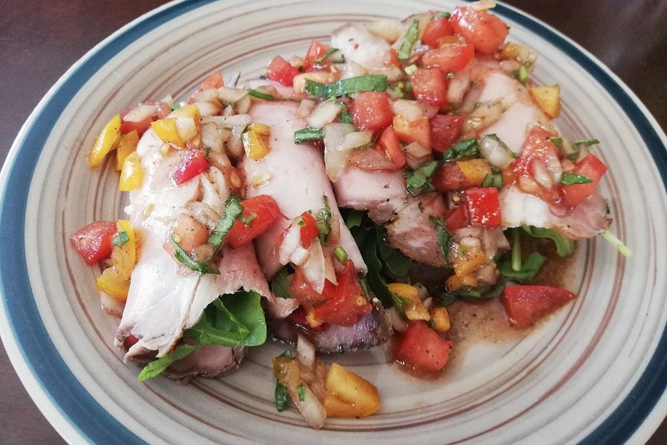 Braten-Rucola-Röllchen mit Tomatenvinaigrette